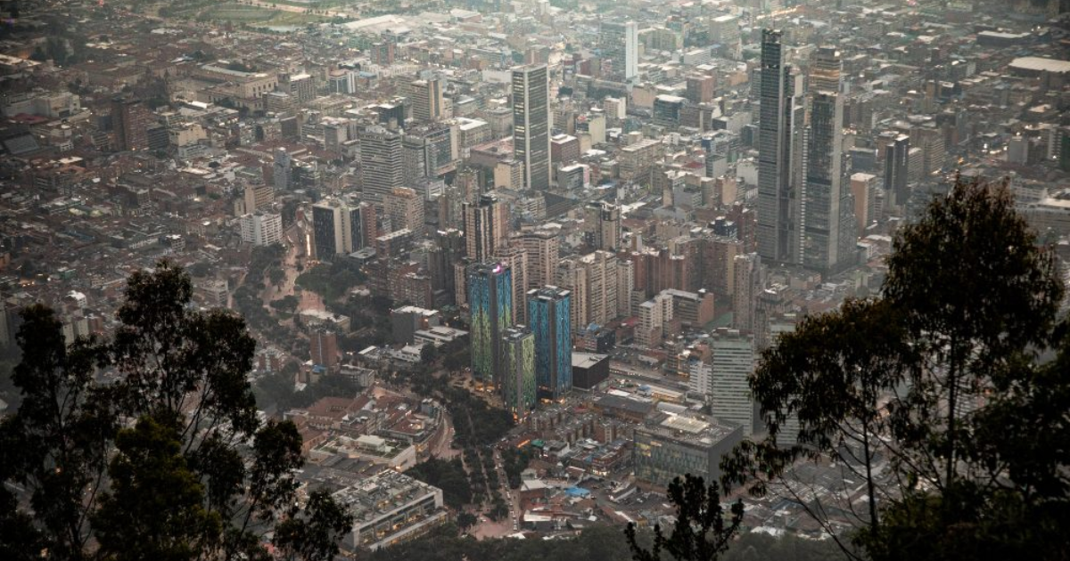 Imagen panorámica de Bogotá en la que se observan varios edificios del centro de la ciudad