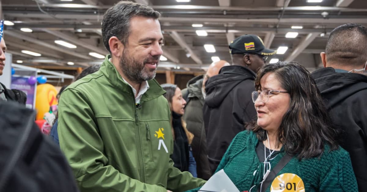 Alcalde Galán saludando a una señora en la Feria de Empleo