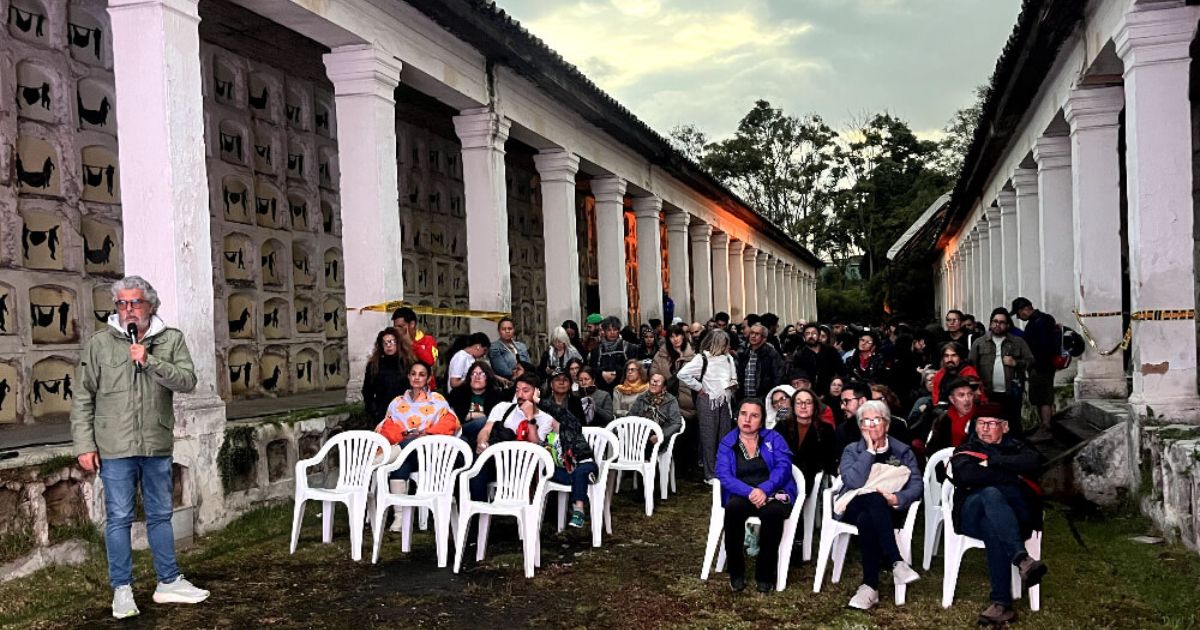 Imagen de personas en el Cementerio central en homenaje a Beatriz González