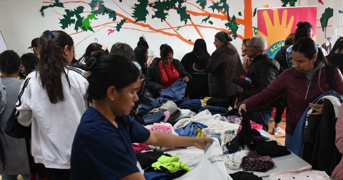 Imagen de varias personas escogiendo ropa en la Repinta