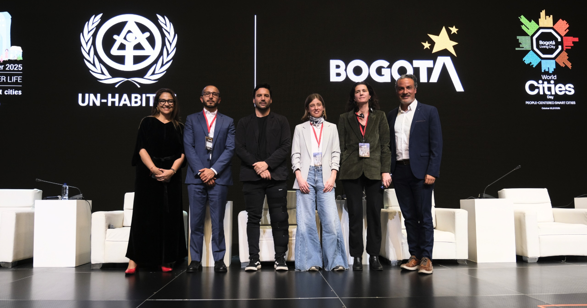 Imagen de los panelistas posando para una foto