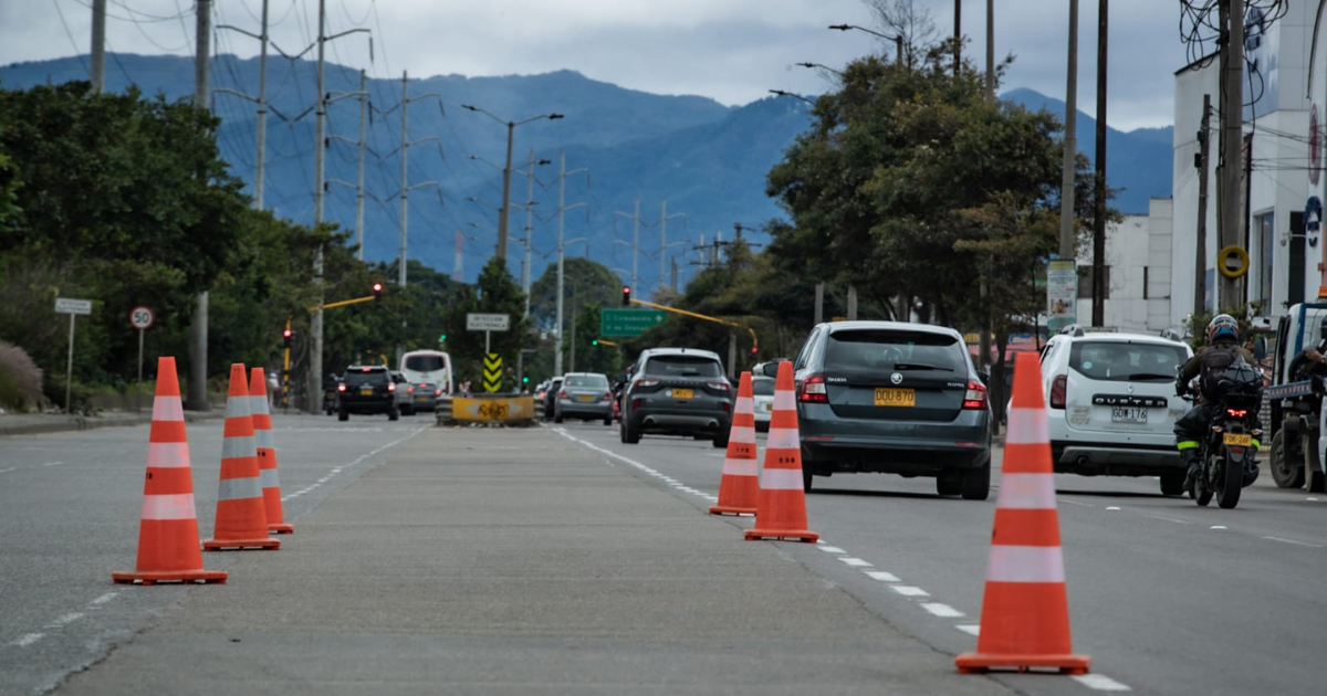 Foto de vehículos andando por las vías de Bogotá