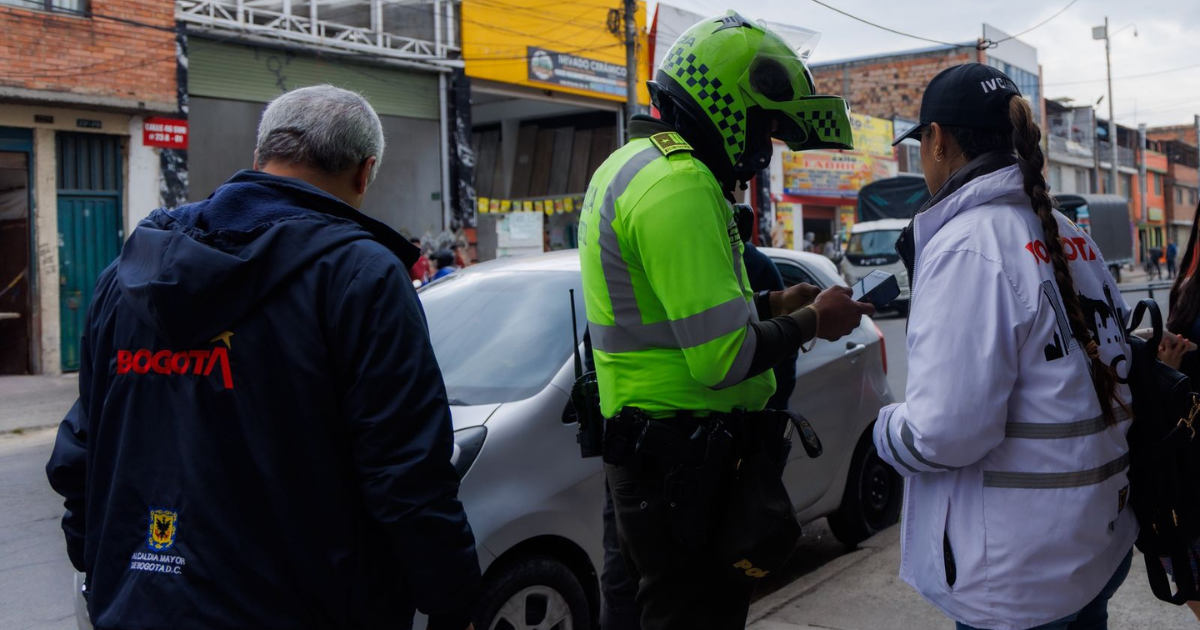 foto de un policía en un operativo en Bogotá