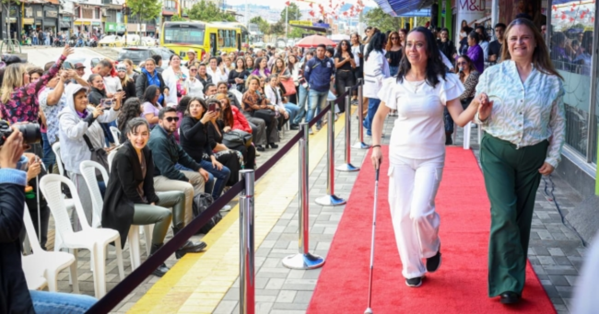 Imagen de dos mujeres en una pasarela