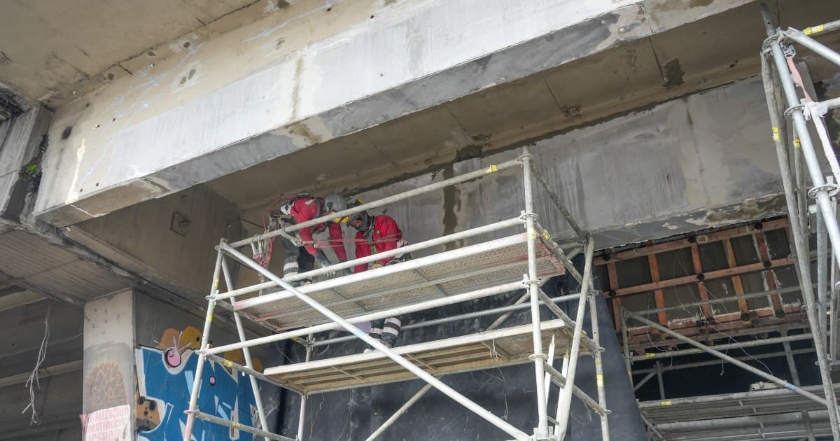 Fofo de personal adelantando labores reforzamiento del puente vehicular de la NQS con calle 19