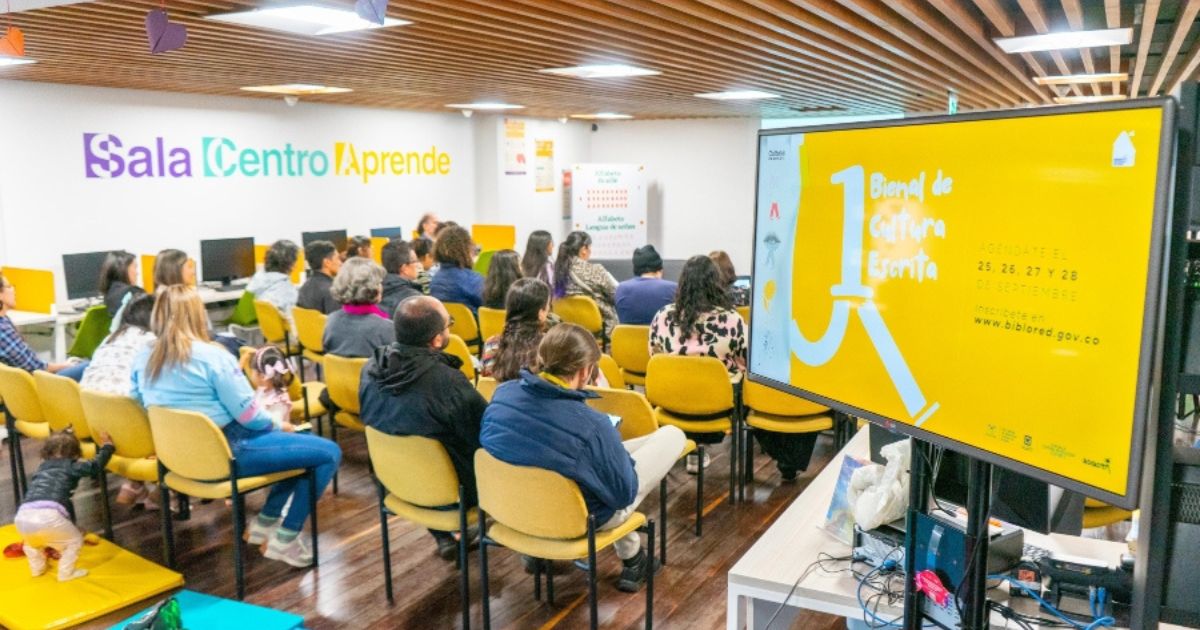 Imagen de usuarios en salas de BibloRed por Bienal de Cultura Escrita 2024