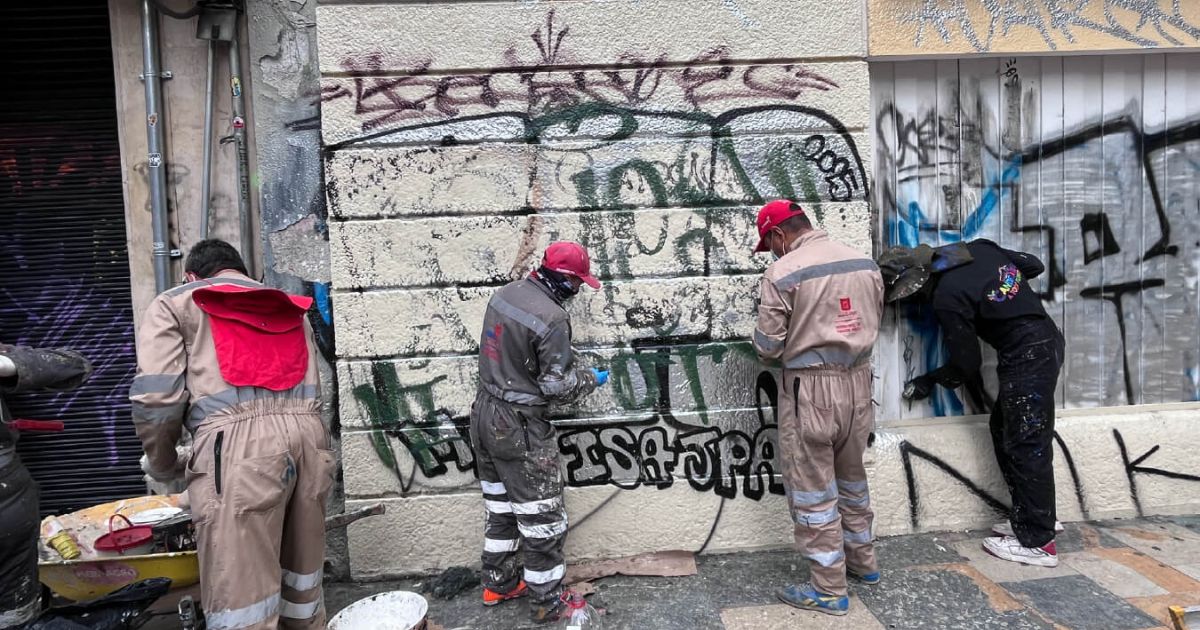 Imagen de funcionarios borrando grafitis.