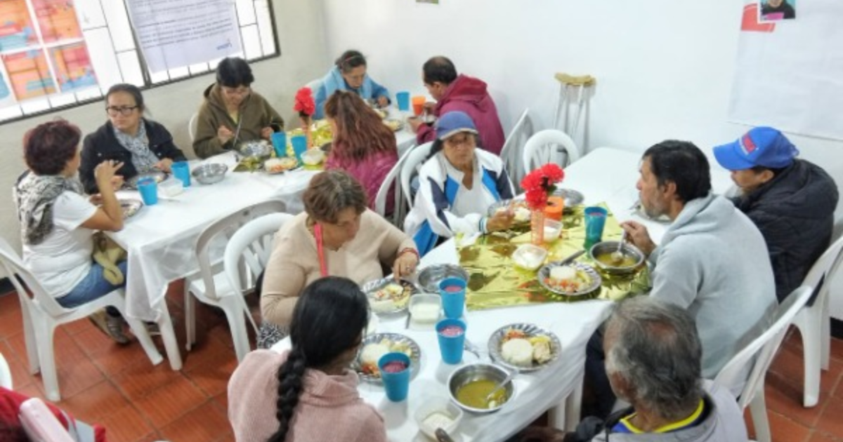 Imagen de varias personas almorzando en un Comedor Comunitario