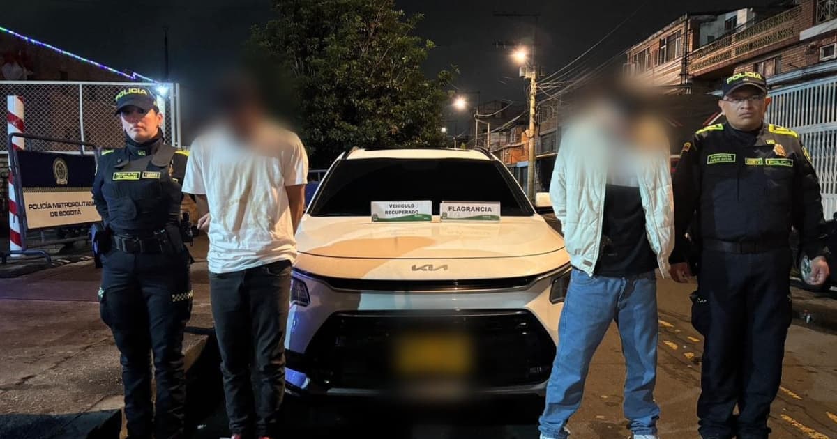En la foto los dos detenidos con el carro recuperado.