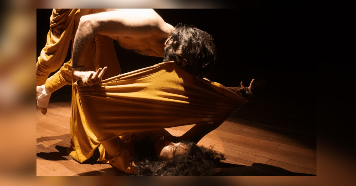 Imagen de dos bailarines en escena.