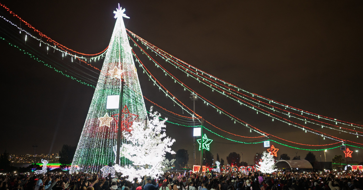 Imagen de un árbol gigante de navidad