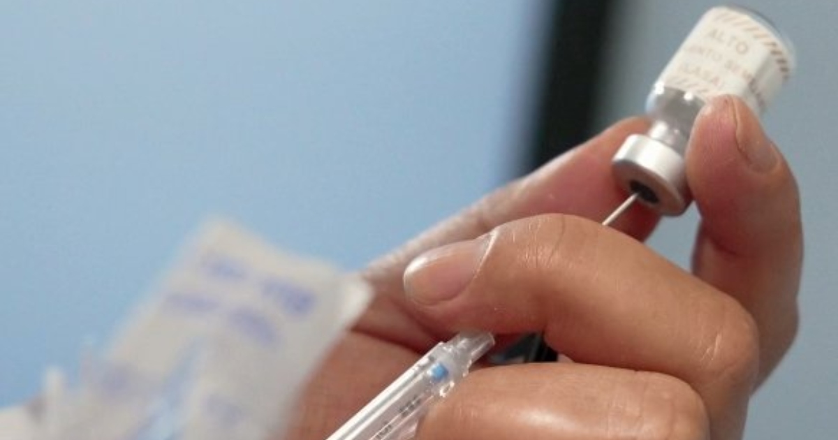 Foto que muestra una persona sosteniendo una jeringa