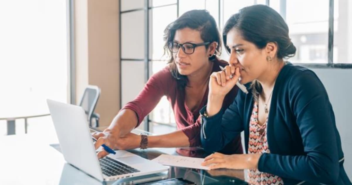 Foto de dos mujeres accediendo a cursos virtuales en Bogotá.