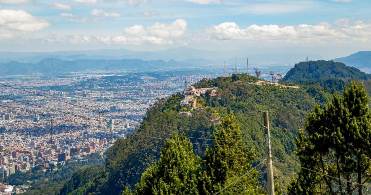Foto panorámica de Bogotá con vista de Monserrate.