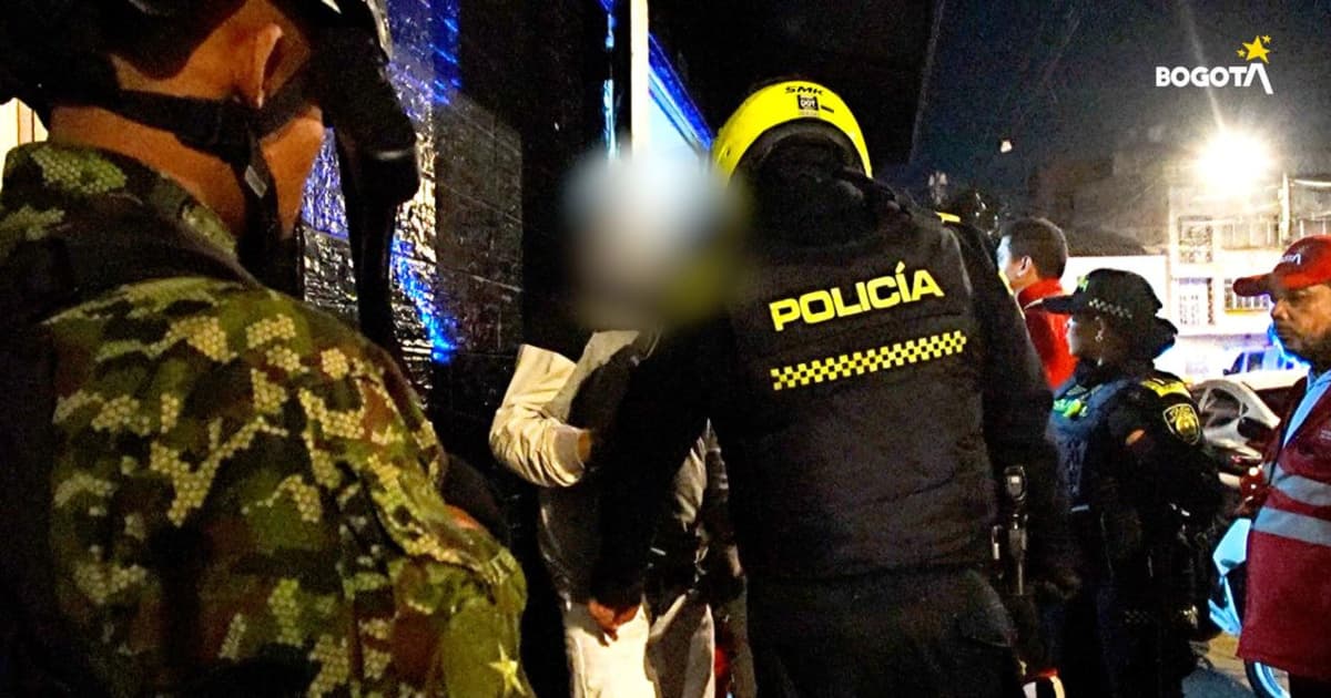 Policía y ejército en patrullajes por las calles de Bogotá.