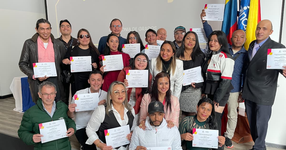 Pospenados graduados de curso de marketing digital.