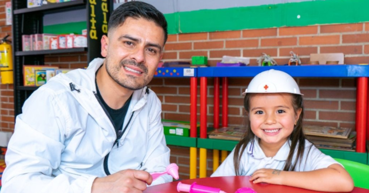 Imagen de niña interactuando con docente.