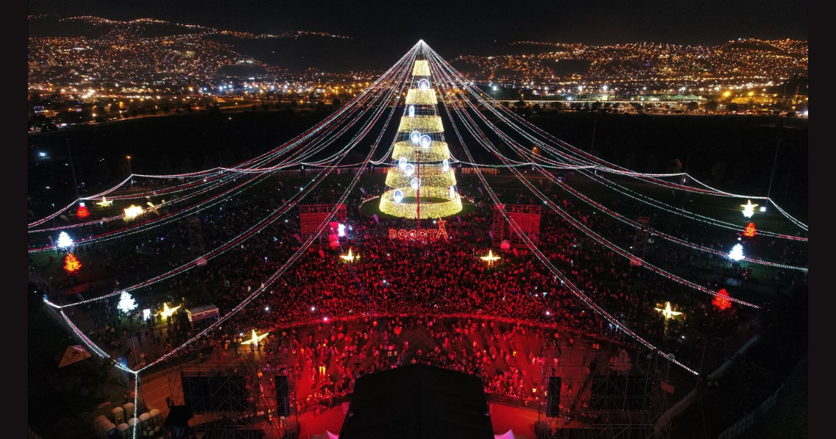 Imagen panorámica del Parque El Tunal donde se aprecia el alumbrado navideño donde sobre sale un gran arbol de navidad
