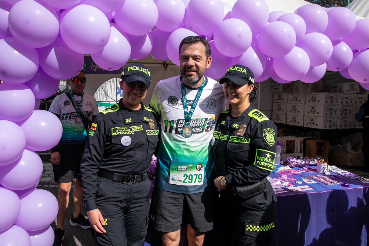 El alcalde Galán posa para una foto con dos policías.
