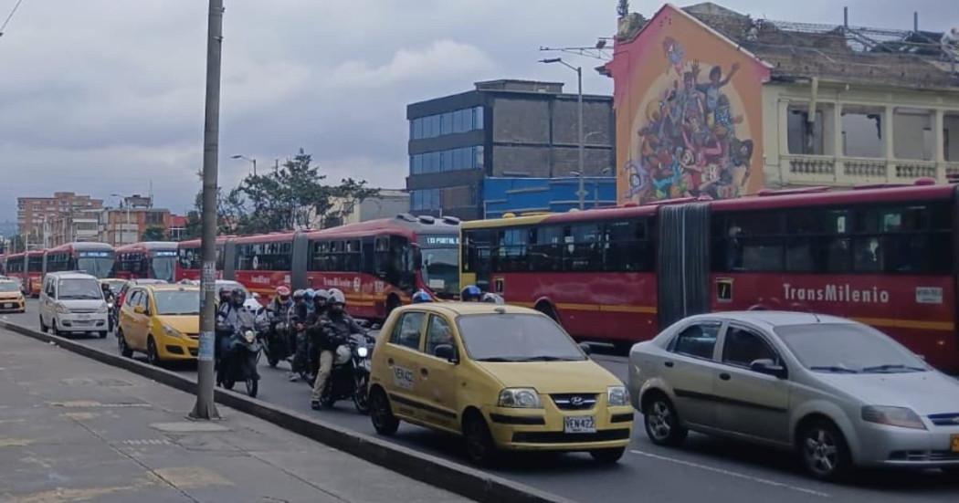 Vehículos transitando por la carrera Décima en Bogotá.