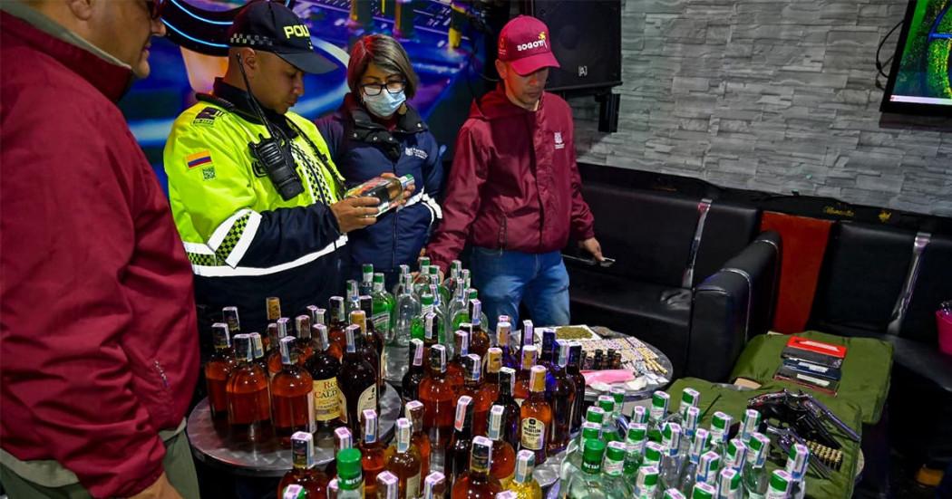 Foto de las autoridades con licor adulterado incautado en el operativo en bares de Engativá.