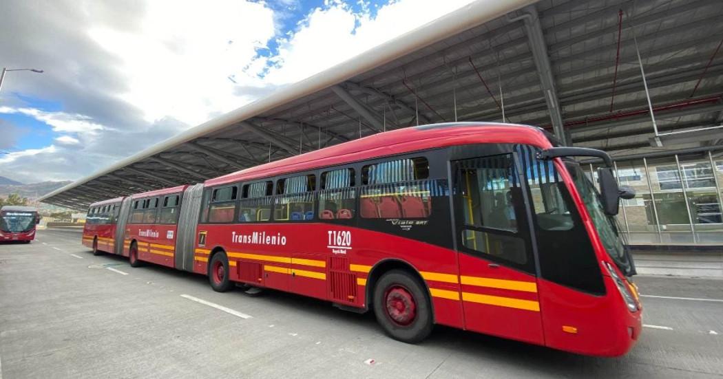 Bus de TransMilenio estacionado