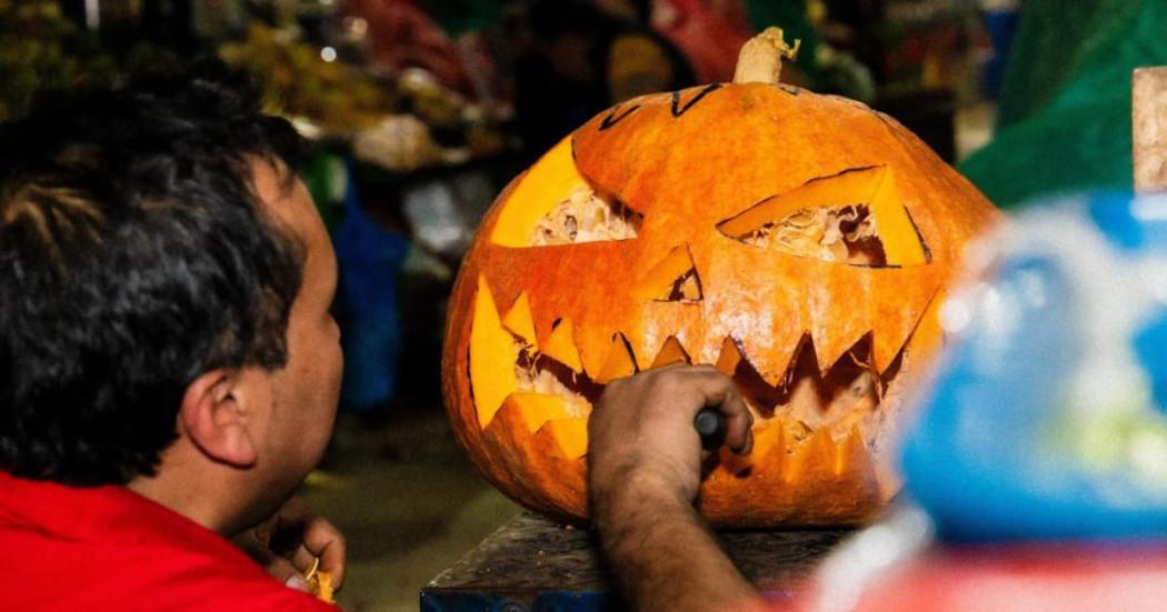 Don Pedro Bohórquez comerciante de la Plaza Distrital de Bogotá tallando calabazas