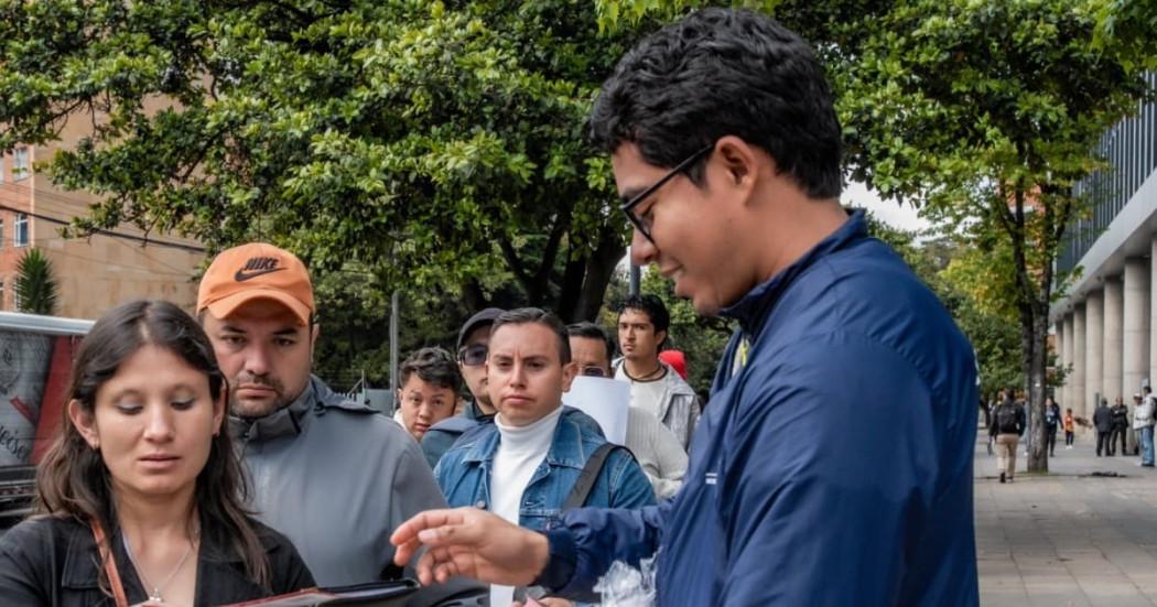 Personas accediendo a servicios de la Agencia Distrital de Empleo en Bogotá.