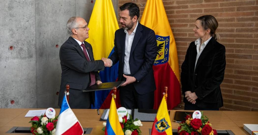 Alcalde Carlos Fernando Galán dándose la mano con el embajador de Francia, Sylvain Itté.