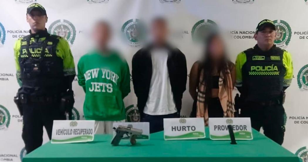 En la foto una captura de tres personas por hurtar vehículo de plataforma en Bogotá