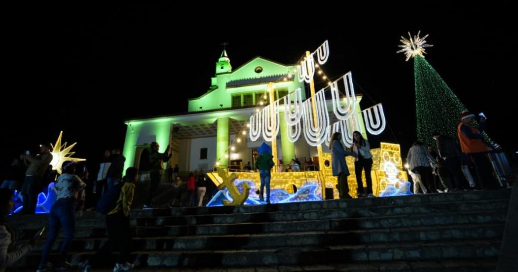 Foto de Monserrate en Bogotá con alumbrado público de Navidad.
