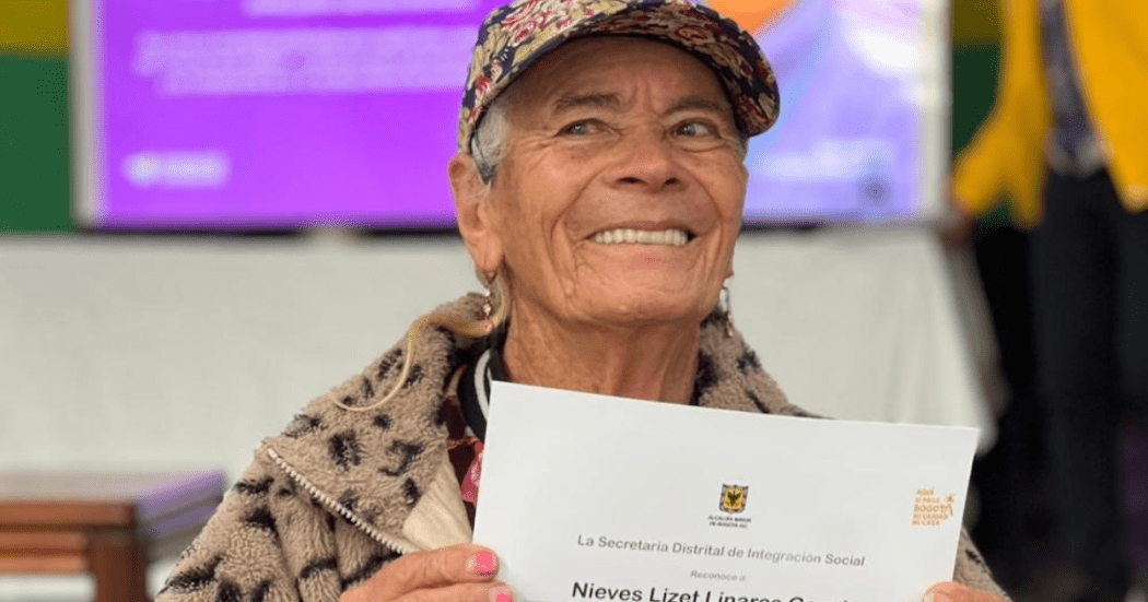 Imagen de Nieves sosteniendo un certificado