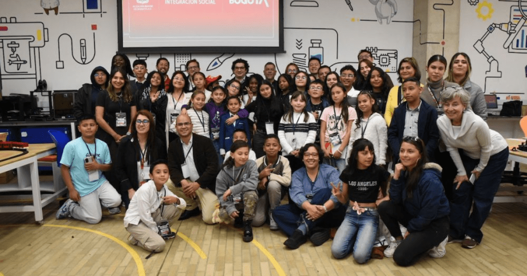 Imagen de los niños, niñas y jóvenes con el secretario de integración social y el secretario de gobierno