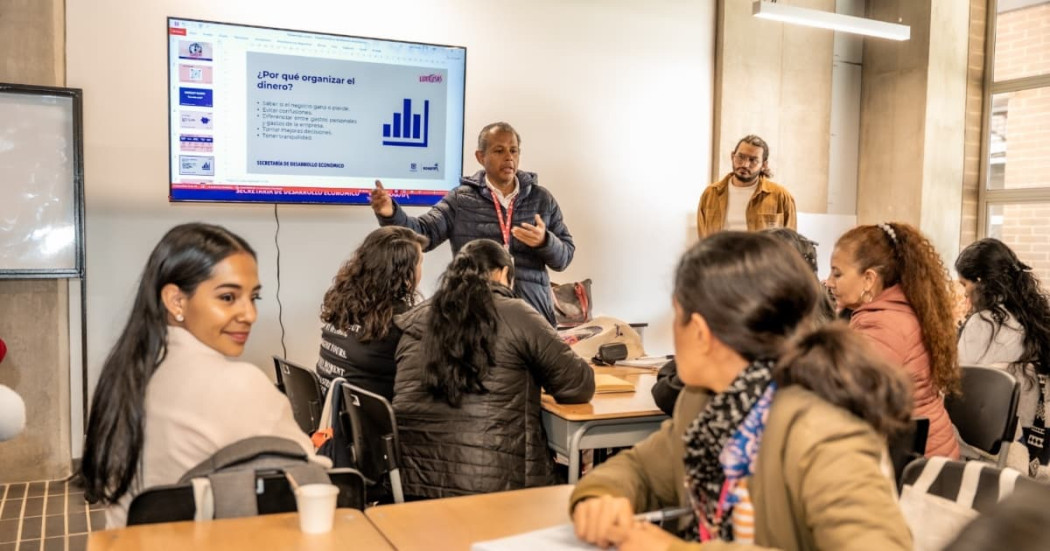 Foto de mujeres emprendedoras en Bogotá accediendo a cursos gratis de formación.