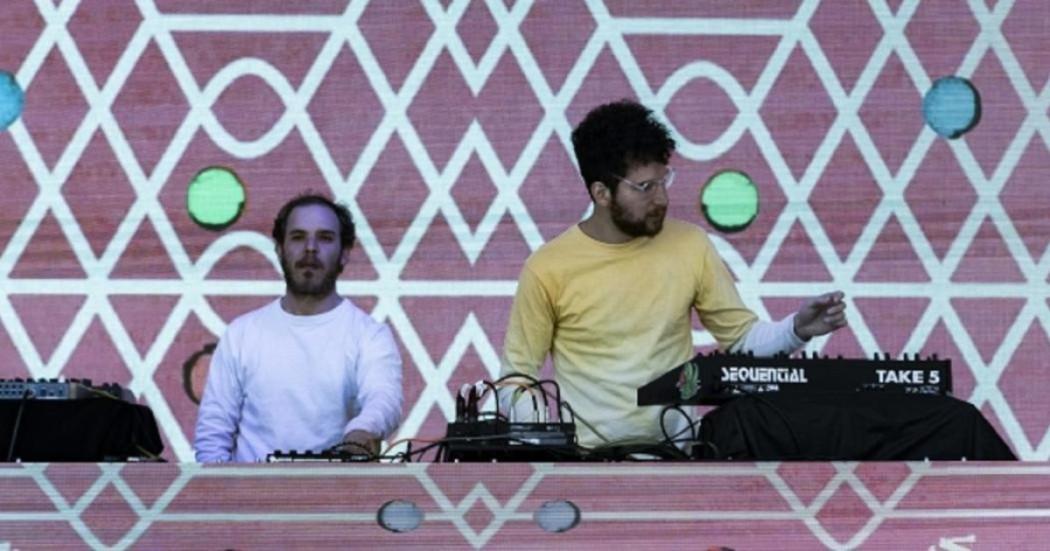 Fotografía de djs tocando consolas electrónicas en tarima