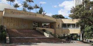 Foto tomada de día con la fachada del Planetario de Bogotá.