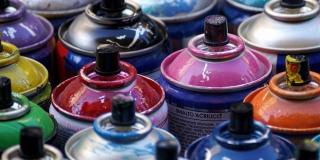 Imagen de latas de aerosol de colores