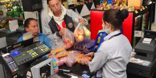 Foto de familia haciendo mercado