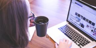 Imagen de una mujer consultando información en internet.