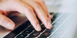 Imagen de una mano tecleando