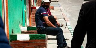 Personas sentadas en un andén.