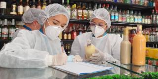 Personas de salud en operativos de control.