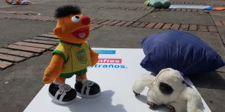 Cientos de muñecos en la Plaza de Bolívar en una protesta simbólica