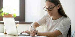 Imagen de una mujer en su computador