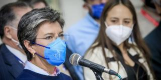 La alcaldesa, Claudia López, junto a Stefania Hernández, en Despachando Seguridad con taxistas