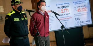 El Secretario de Seguridad, Aníbal Fernández de Soto, y el comandante de MEBOG, general Eliécer Camacho, entregaron a sus dueños los celulares recuperados en medio de operativos. Foto. Alcaldía.