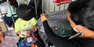 Banda Coldplay donó regalos a niñas y niños en hospital Simón Bolívar