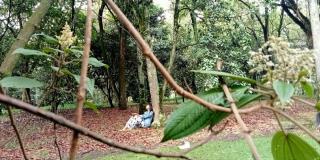 Mujer en el Jardín Botánico