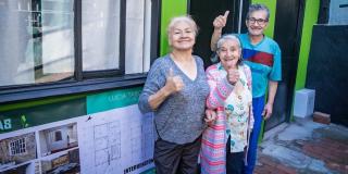 Tres personas mayores con los pulgares arriba