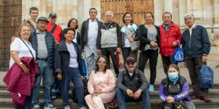 Pensionados FONCEP recorrieron historia de Bogotá en caminata con IDRD